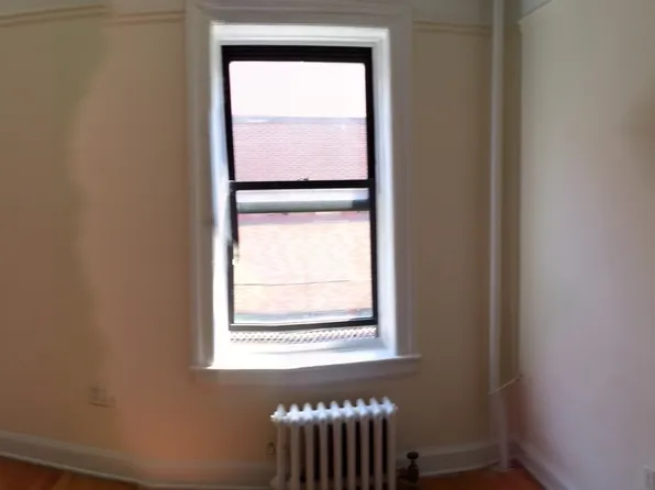 3235 93rd St, Flushing, NY 11369