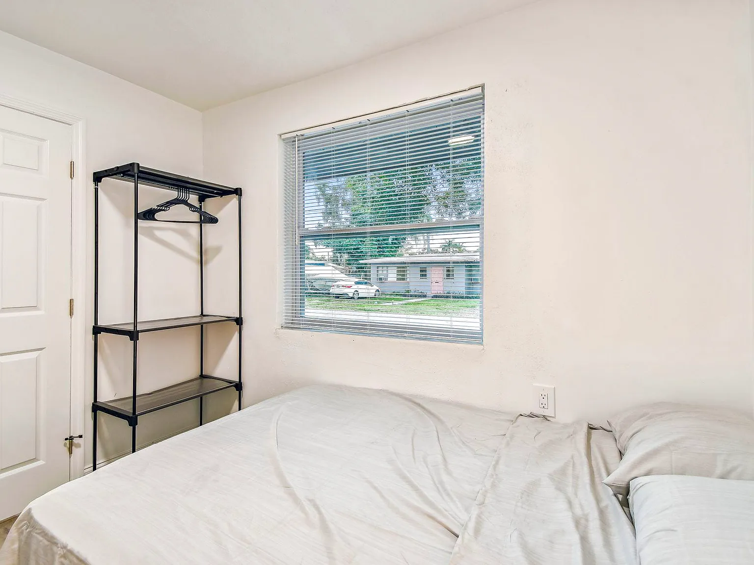 4 bed, 2.0 bath, 1200 sqft, $905 — Photo 1