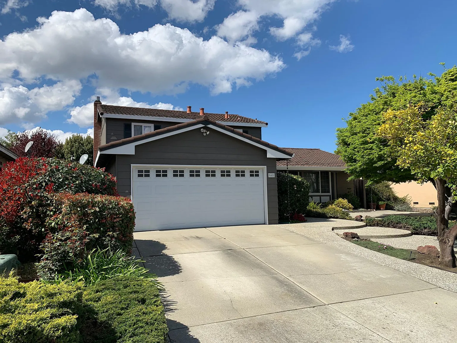 3 bed, 2.5 bath, 1938 sqft, $5,400 — Photo 1