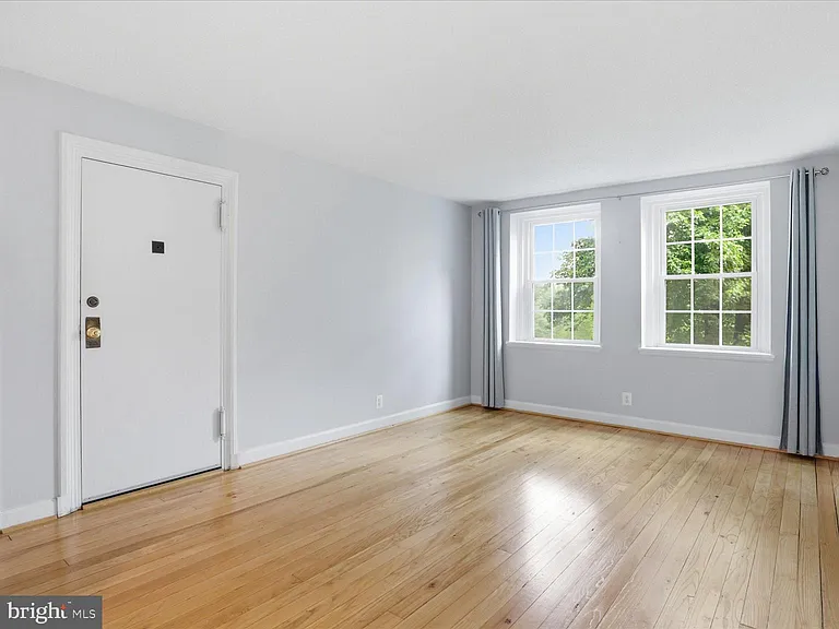 2832 S Abingdon St #B1 — Photo 2