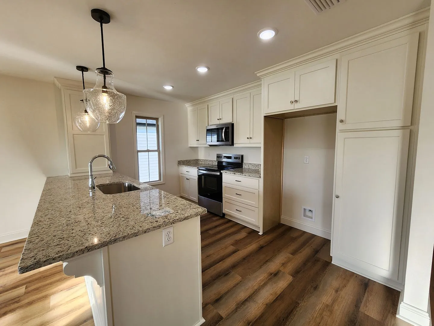 !!New Construction!! NEAR Pinegrove Elementary/Middle - 4BR Home with Granite Countertops, LVP Fl... — Photo 2