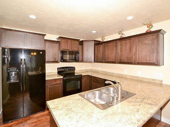 3rd image of 2553 N Cypress Way