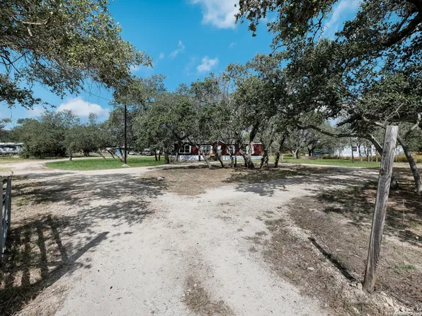 1228 County Road 6723, Natalia, TX 78059