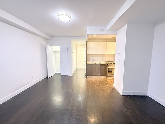 3rd image of 666 W End Ave #12AZ