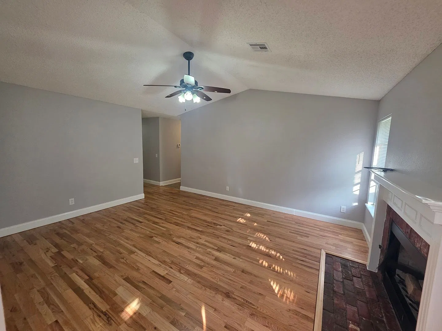 Nice 3 bedroom 2 bath home with fenced in yard — Photo 4