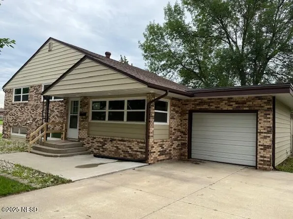 1034 3rd St NE, Watertown, SD 57201