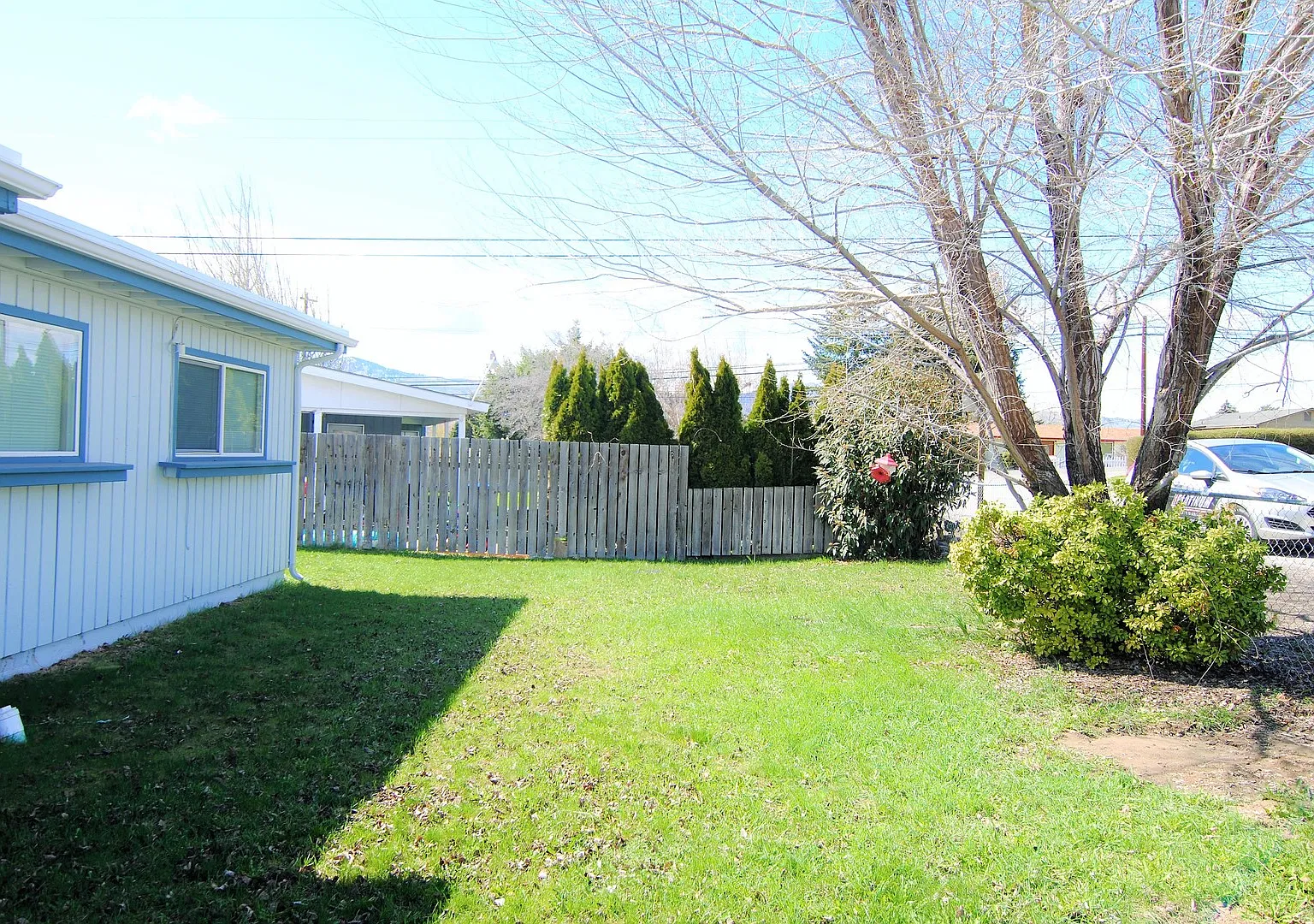 ** 3-Bedroom ~ Upgraded ~ House for Rent in Sought After East Wenatchee ** — Photo 2