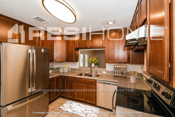 2051 Delray Ave — Photo 2