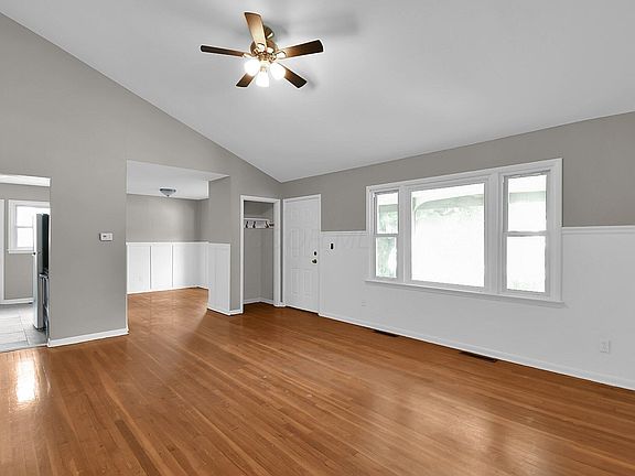 4th image of 1609 Courtright Rd