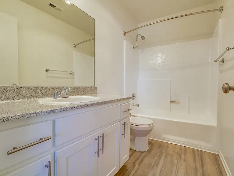 Harbor Cliff Apartments — Photo 19