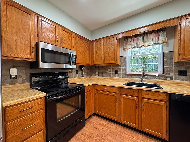 1739 Wendy Ln — Photo 9