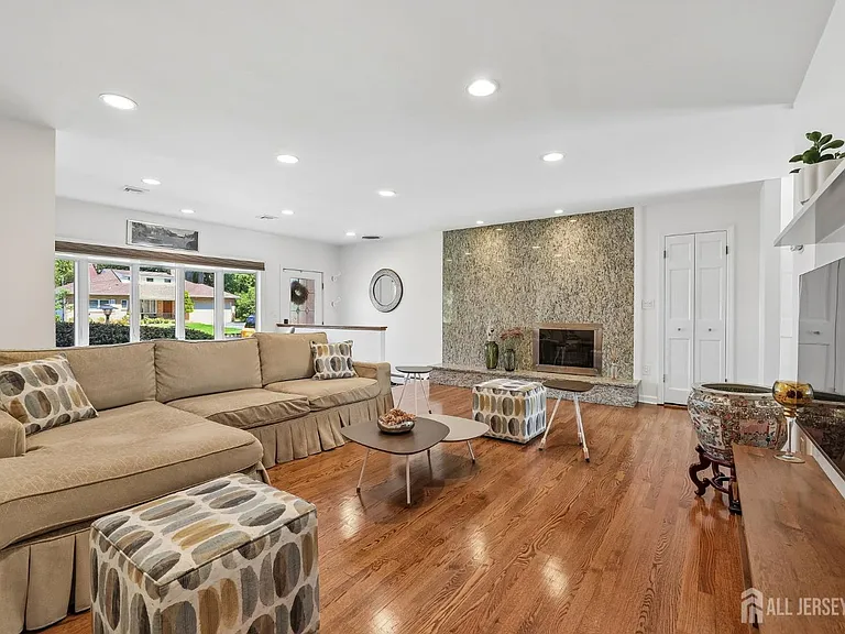 207 Stoughton Ave — Photo 6
