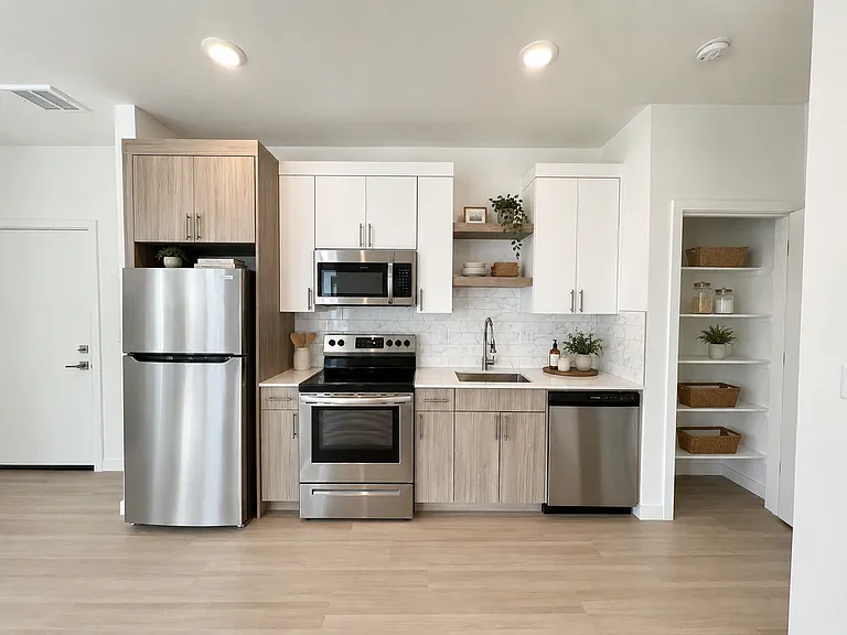 Greenwich Ave Apartments — Photo 14