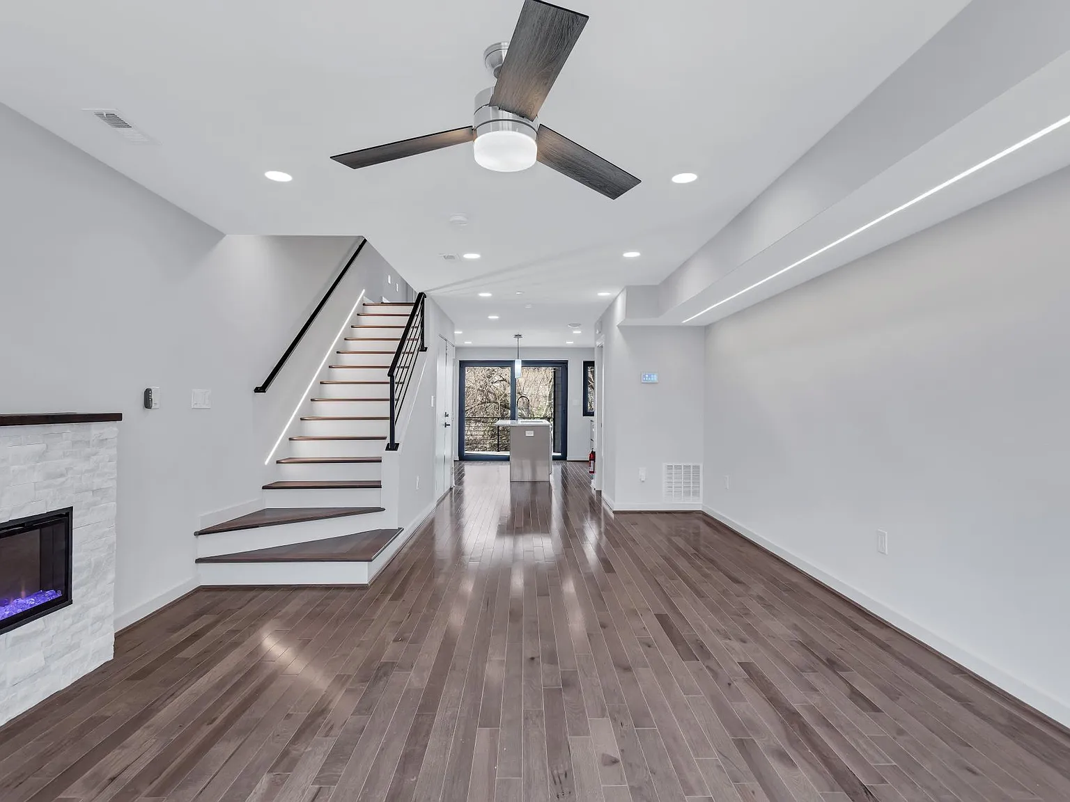 3 bed, 2.5 bath, 1500 sqft, $4,500 — Photo 2