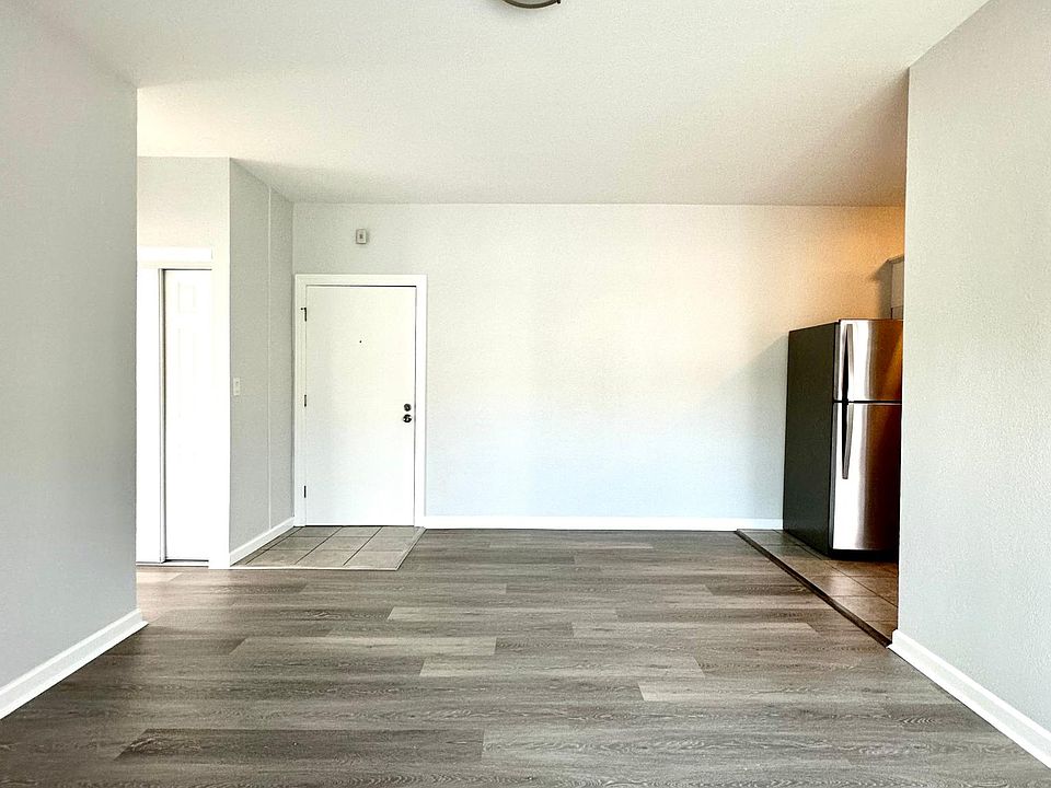 Lots of Natural Light - Living Room