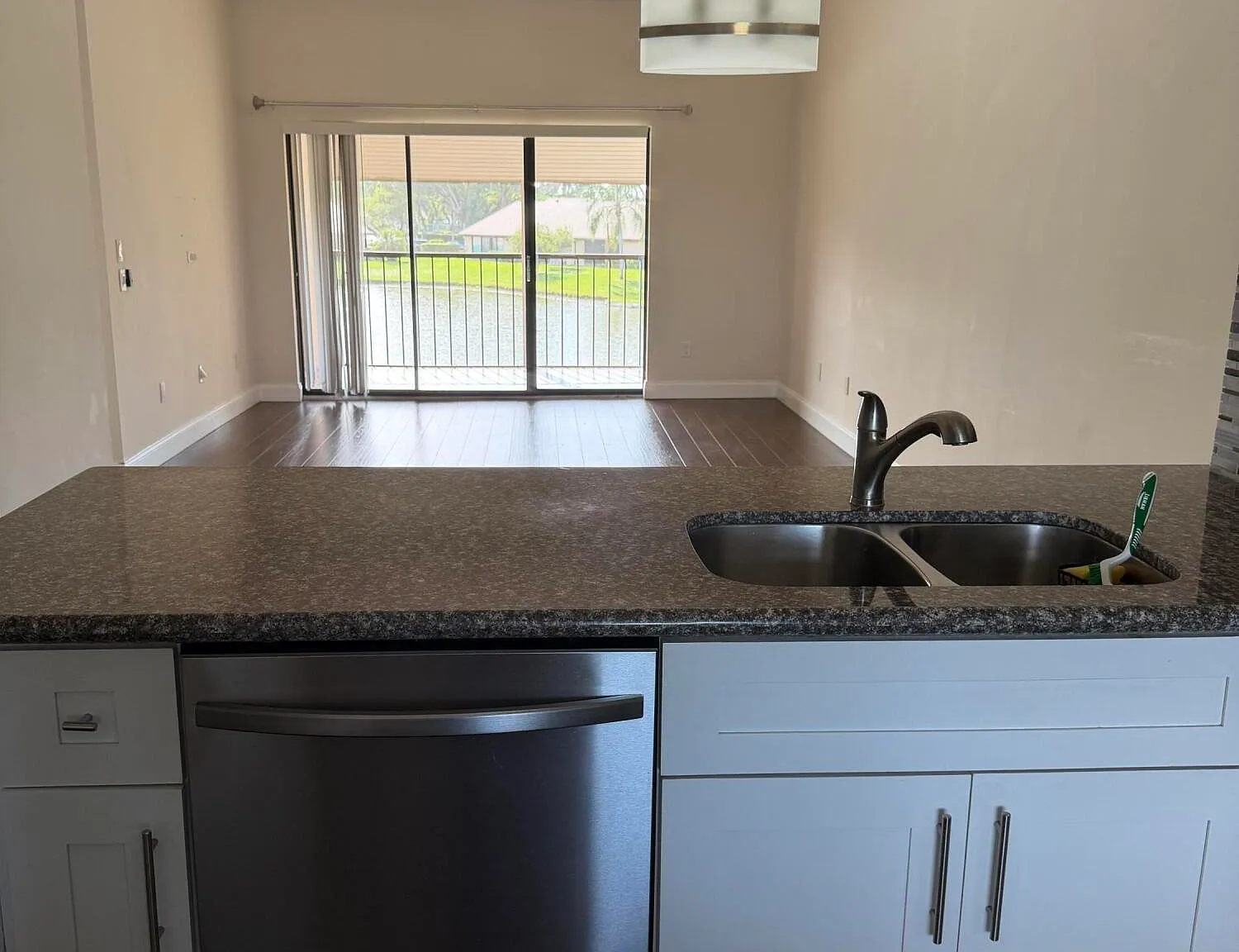 2 bed, 2.0 bath, 975 sqft, $2,500 — Photo 2