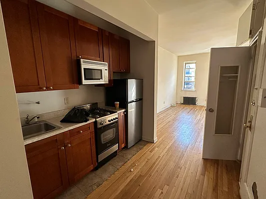 Rented by Eric Goodman Realty Corp | media 6