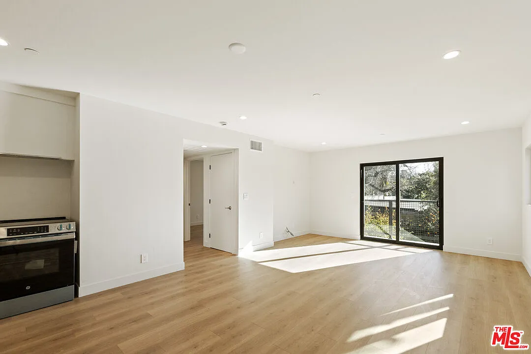 2 bed, 1011 sqft, $3,757 — Photo 2