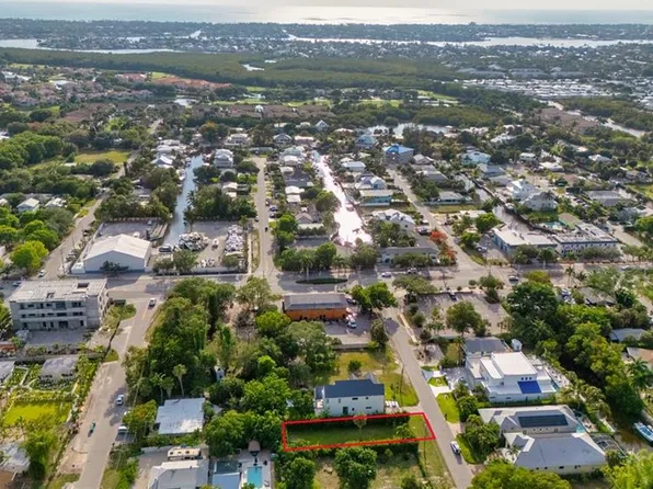 3010 Coco AVE, NAPLES, FL 34112