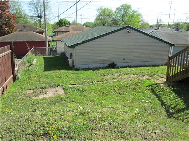 2nd image of 76 Hoyt Ave W