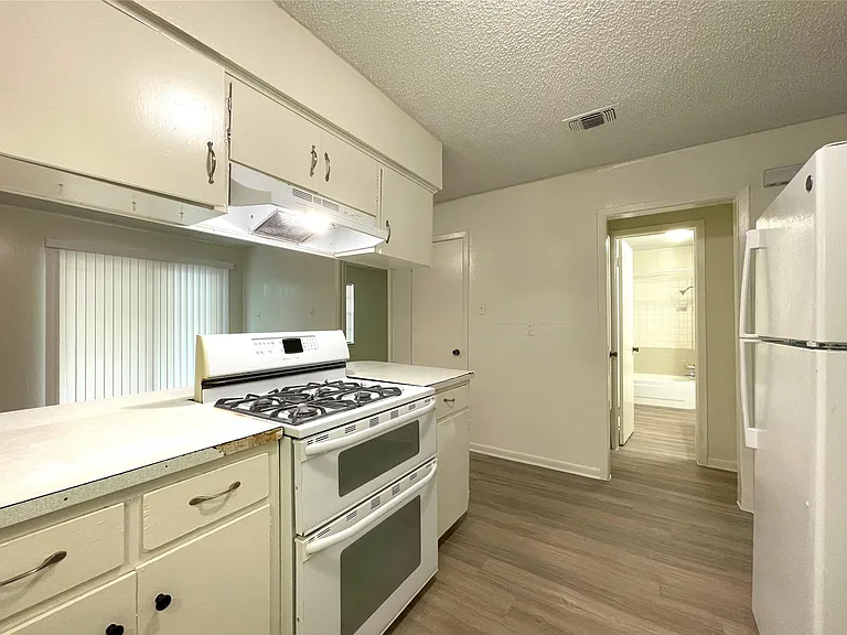 904 N Meadows Dr — Photo 6