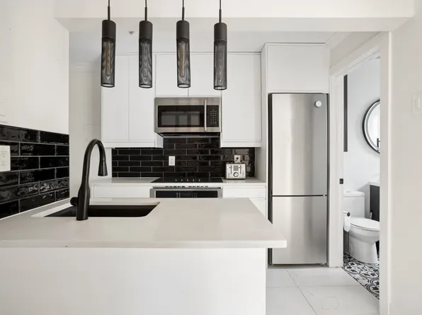 1940 Barclay St #213, Vancouver, BC V6G 1L3