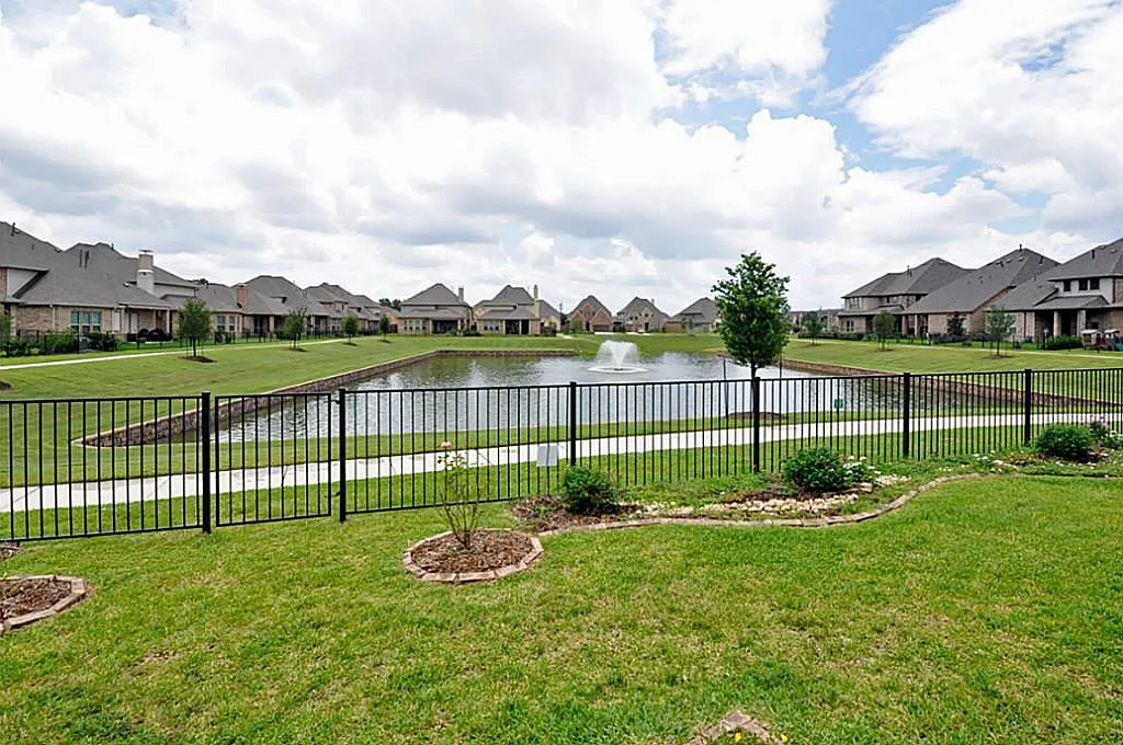 4 bed, 3.0 bath, 2698 sqft, $4,300 — Photo 2
