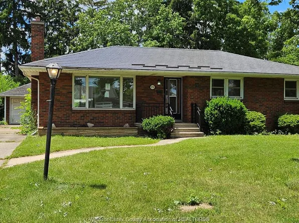 2721 Virginia Park Ave, Windsor, ON N9E 2B6