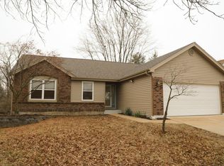 926 Oakwood Farms Ln, Ballwin, MO 63021