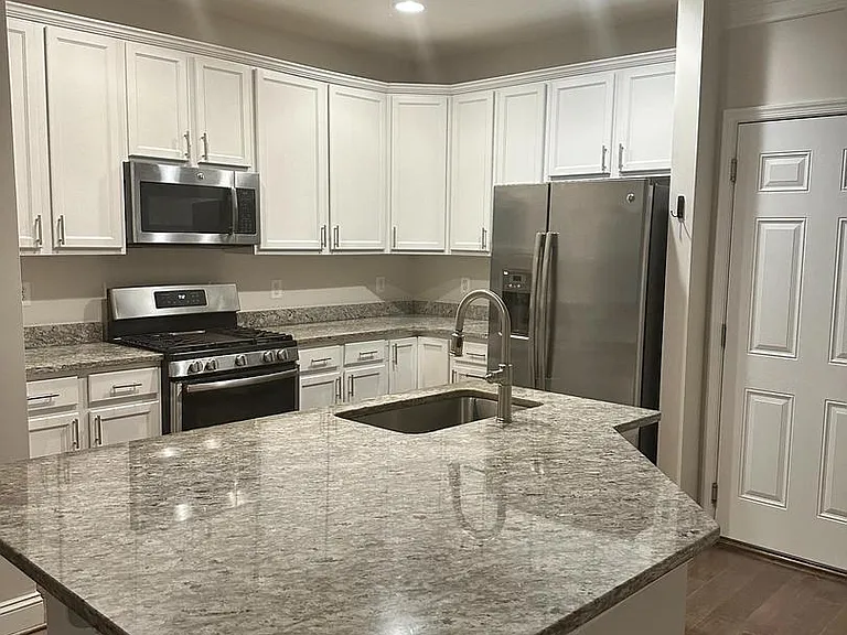 1707 Fieldstone Ct — Photo 2