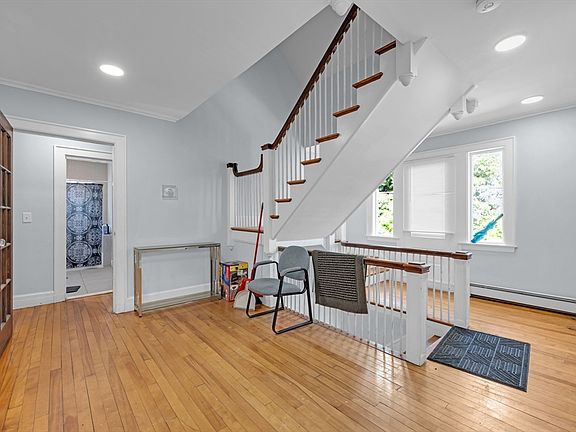 4th image of 18 Mount Vernon St