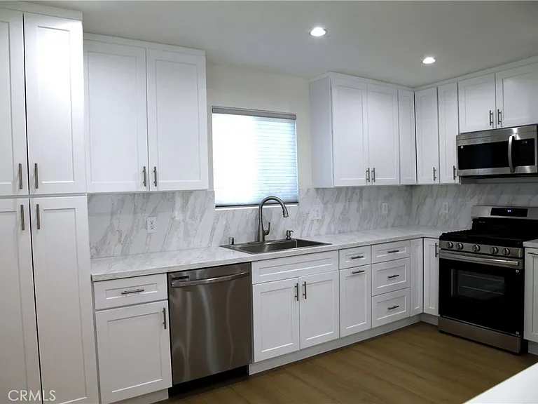 2251 N Catalina St — Photo 7