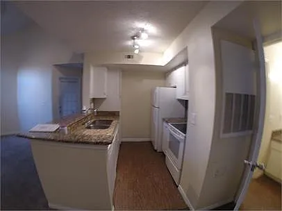 Convenient Layout- 3bed 2bath 3 story condo. — Photo 4