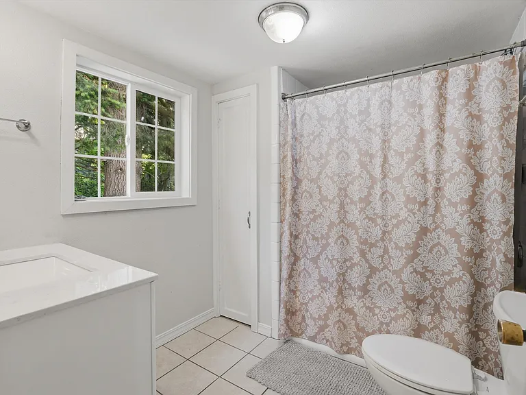 Upstairs full bathroom