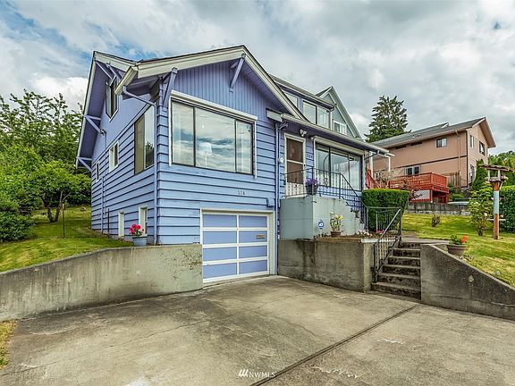 Spacious 2 Bedrooms + Den + Upper Finished Bonus Space, 1 Bathroom & 1-Car Garage.>