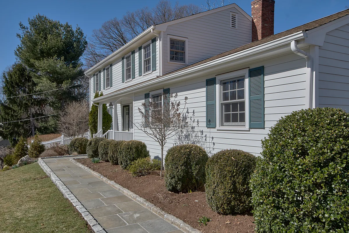 Front walkway - 4 Ivanhoe Ln