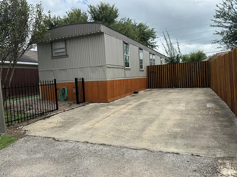 1619 Avenue D — Photo 21
