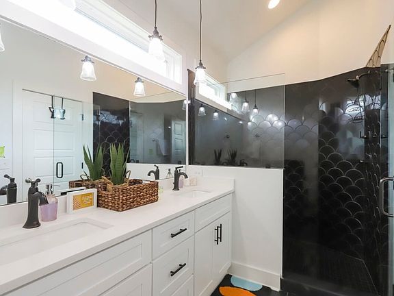 Primary ensuite Full Bathroom