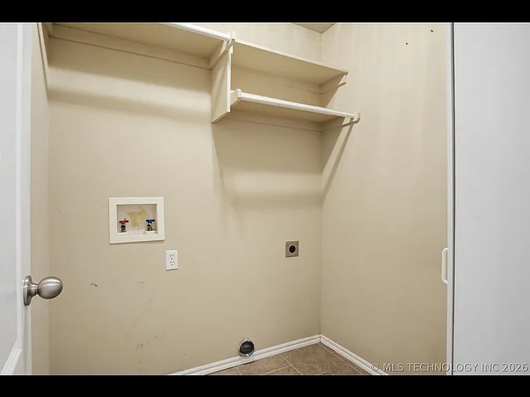 605 E Linden Ln — Photo 6