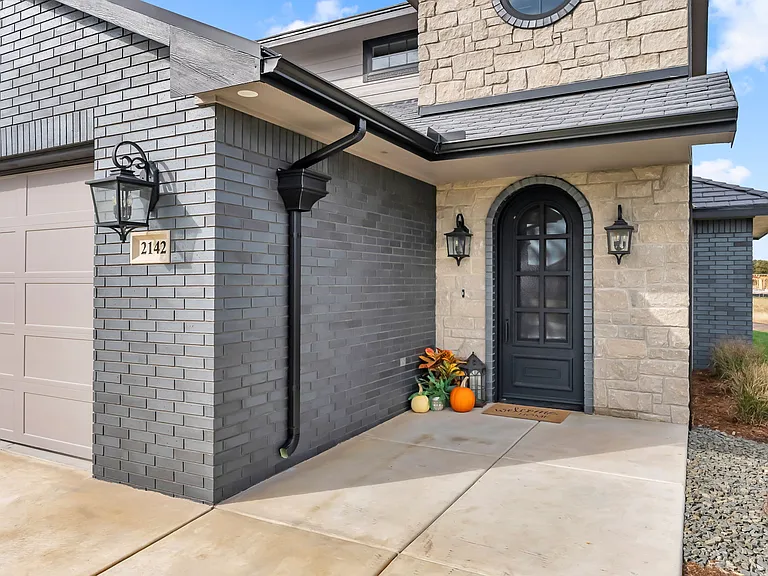 2142 E Beaumont St — Photo 42