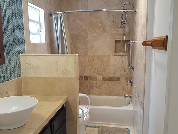 2nd full bath accessed via second bedroom