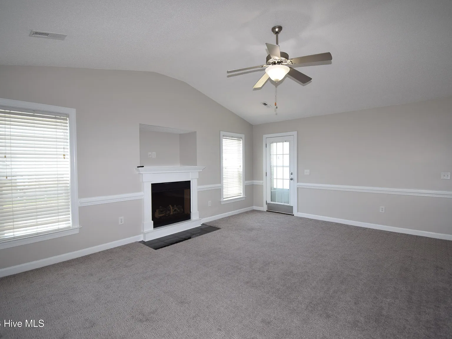 3 bed, 2.0 bath, 1231 sqft, $1,600 — Photo 3