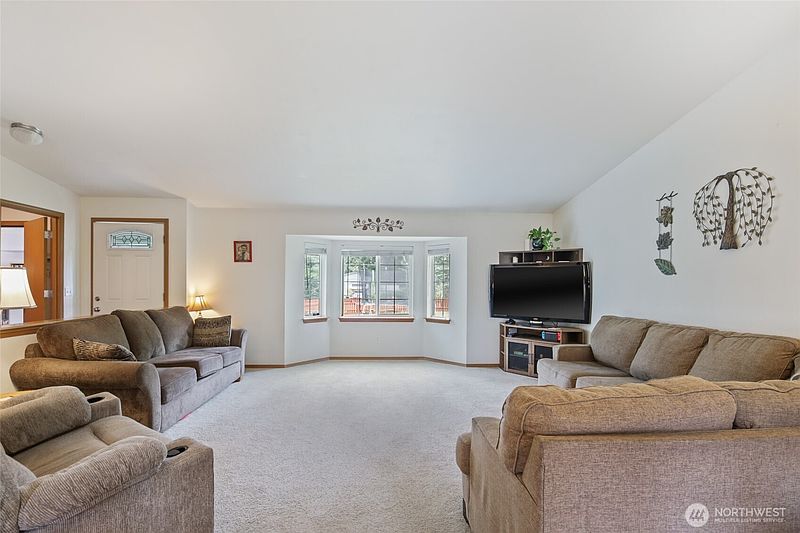 3rd image of 17003 Wisteria Court SE