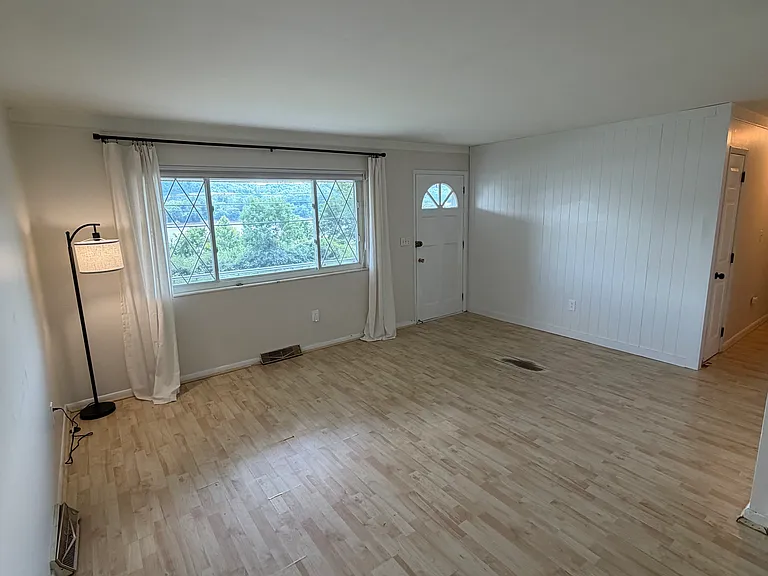 5686 River Rd — Photo 2