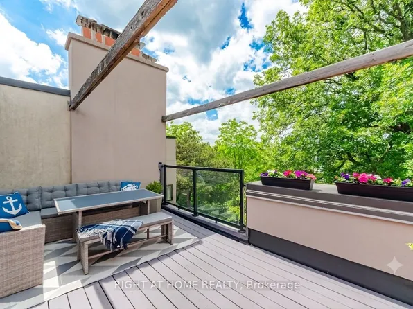 24 Reid Dr #8, Mississauga, ON L5M 2A6