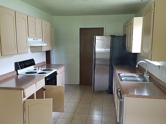 3rd image of 1706 Goode Dr