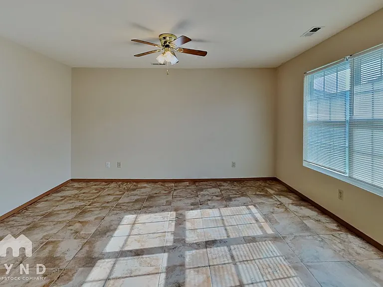 1120 S Clifton Ave — Photo 5