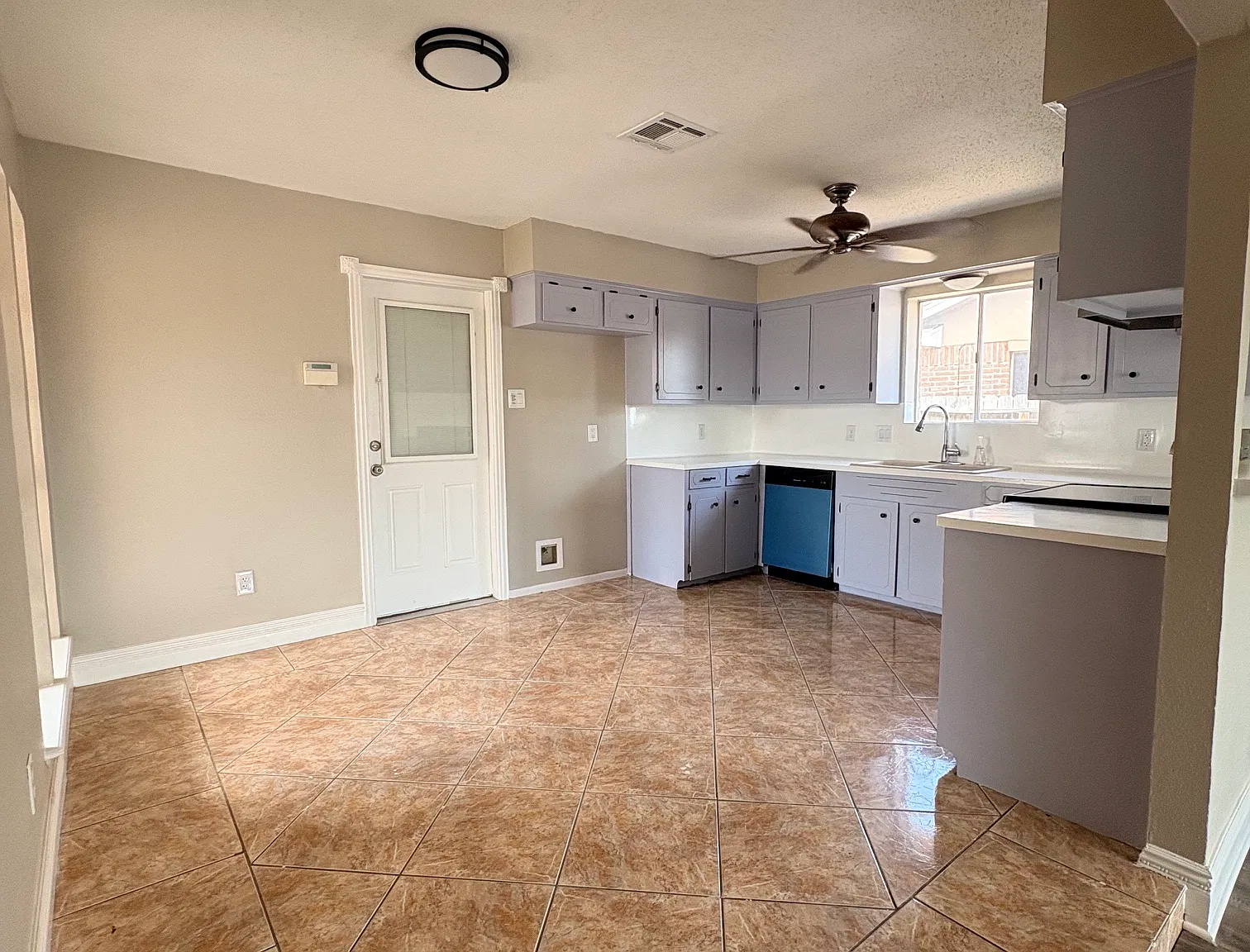 3 bed, 1400 sqft, $1,700 — Photo 4