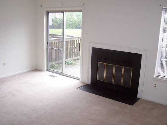 Living room w/fireplace