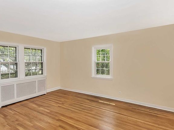 5th image of 245 Goldenrod Ave